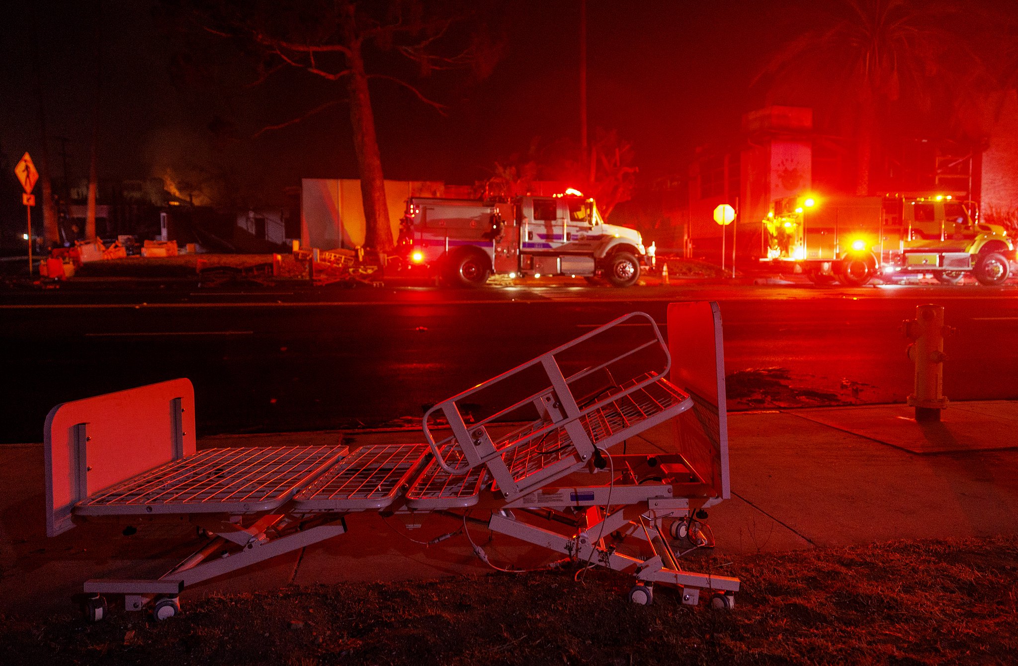 美加州洛杉矶山火肆虐 已致11人死亡